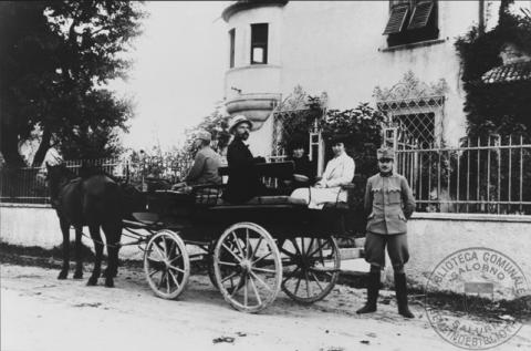 Famiglia Gelmini in carrozza