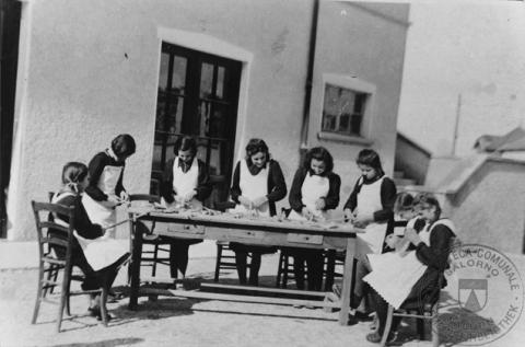 Ragazze nel cortile della scuola